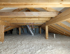 Zateplení stropu zděné novostavby pomocí foukané izolace